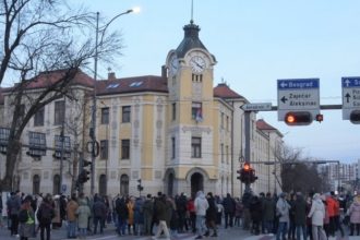 studenta lovita de masina in timpul unui protest la belgrad a fost purtata zeci de metri pe acoperisul vehiculului 678926819703d