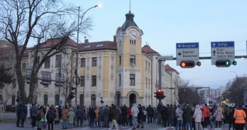 studenta lovita de masina in timpul unui protest la belgrad a fost purtata zeci de metri pe acoperisul vehiculului 678926819703d