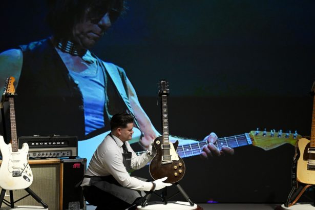 suma uriasa cu care a fost vanduta chitara legendarului jeff beck artistul a sustinut ultimul sau turneu in 2022 679202151fa8b