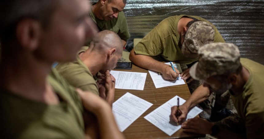 sute de perchezitii in ucraina care vizeaza retelele prin care barbatii ucraineni fug din tara pentru a scapa de armata 678a585d3d765