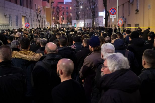 sute de persoane au facut salutul fascist la roma cum ii va identifica politia pe cei care au ridicat bratul drept 677e4756d1d78