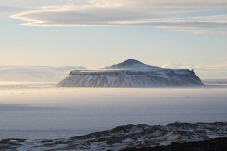 topirea ghetii din antarctica ar putea provoca eruptia a peste 100 de vulcani ascunsi sub calota glaciara 67849f8dee952