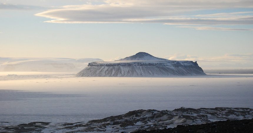 topirea ghetii din antarctica ar putea provoca eruptia a peste 100 de vulcani ascunsi sub calota glaciara 67849f8dee952