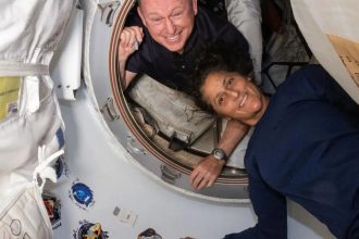 trump spune ca cei doi astronauti nasa blocati pe statia spatiala internationala se vor intoarce in curand pe pamant cu spacex 6799d983118f7