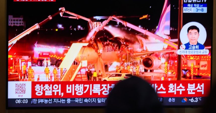 un avion cu 176 de pasageri la bord a luat foc pe un aeroport din coreea de sud 6799c0e451920