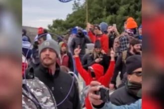 un barbat care a participat la asaltul de la capitoliu a fost omorat de un politist la cateva zile dupa ce a fost gratiat de trump 6798928dd5398