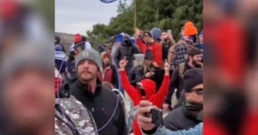 un barbat care a participat la asaltul de la capitoliu a fost omorat de un politist la cateva zile dupa ce a fost gratiat de trump 6798928dd5398