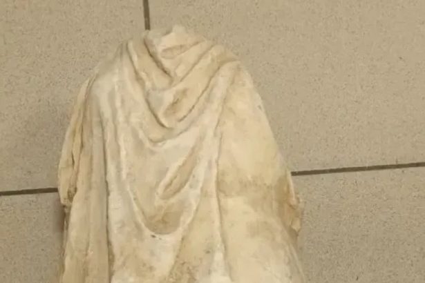 un barbat din salonic a gasit o statuie veche de 2 000 de ani aruncata la gunoi 6792253ca5f04