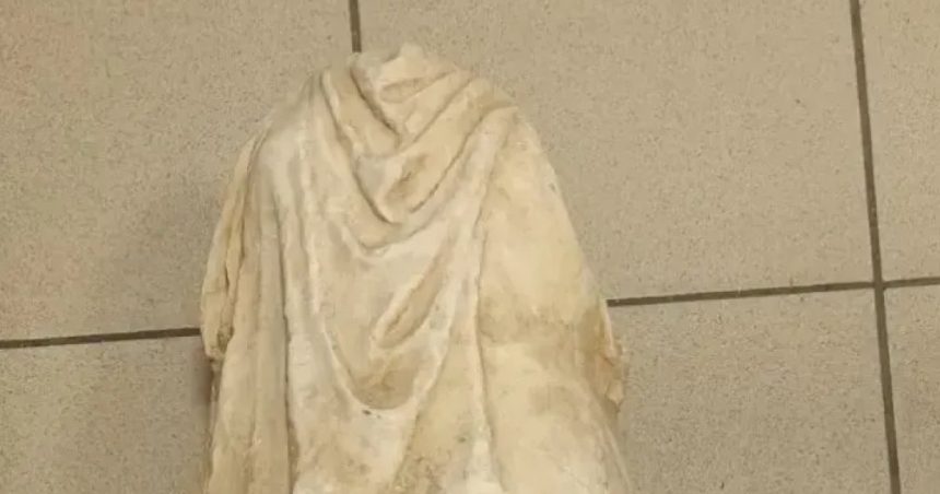 un barbat din salonic a gasit o statuie veche de 2 000 de ani aruncata la gunoi 6792253ca5f04