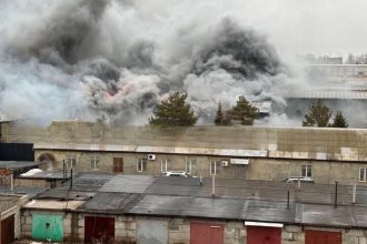 un depozit urias de petrol arde pentru a doua zi dupa ce ucrainenii au lovit cu drone aeroportul strategic rus din engels 677fb78068d97