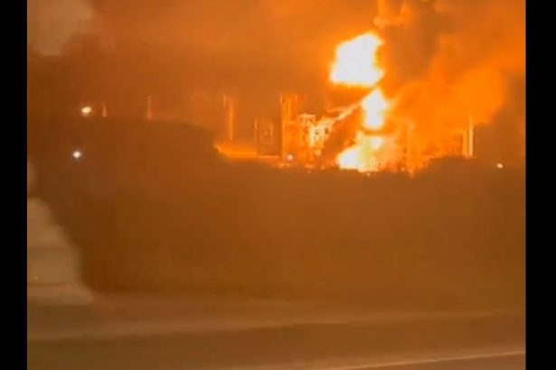 una dintre cele mai mari rafinarii de petrol din rusia a fost atacata de drone evacuare in curs de desfasurare 6782afdb565da