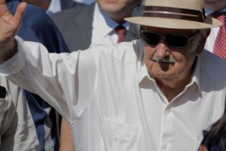 unul dintre cei mai modesti politicieni fostul presedinte jose mujica si a luat ramas bun sufera de cancer mor pana aici a fost 6783e53aa4631