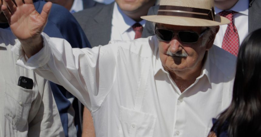 unul dintre cei mai modesti politicieni fostul presedinte jose mujica si a luat ramas bun sufera de cancer mor pana aici a fost 6783e53aa4631