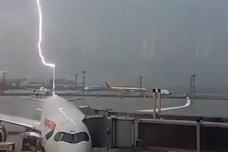 video avion lovit de trasnete in timpul imbarcarii pasagerilor ce s a intamplat 67966714029c9