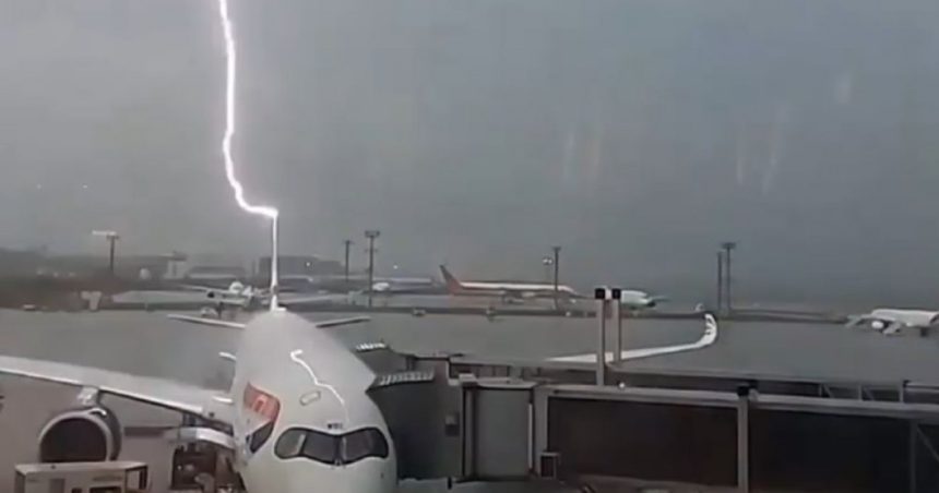 video avion lovit de trasnete in timpul imbarcarii pasagerilor ce s a intamplat 67966714029c9