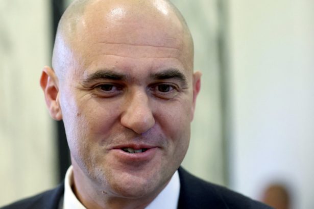 video imagini cu vicepremierul croatiei care trage cu pistolul dintr o masina in miscare el a demisionat 678c0419e8433