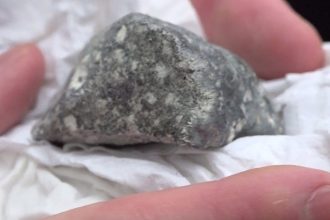 video imagini rare prabusirea unui meteorit a fost suprinsa de camera instalata la usa de la intrare a unei case din canada 678b64baf3ffa