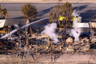 video incendii puternice in los angeles paris hilton publica imagini cu ruinele casei ei simt ca inima mea s a rupt in milioane de bucati 6781042503c02