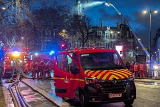 video incendiu violent la paris la sediul primariei arondismentului al xii lea un edificiu vechi de aproape 150 de ani 6797d964b14ec