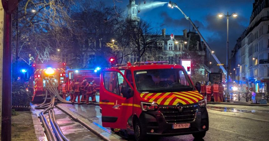 video incendiu violent la paris la sediul primariei arondismentului al xii lea un edificiu vechi de aproape 150 de ani 6797d964b14ec