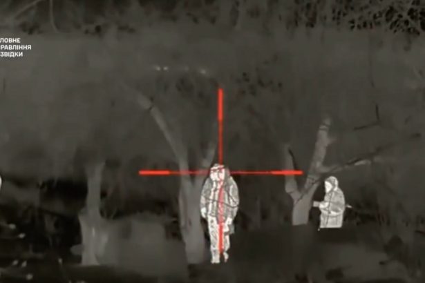 video momentul in care soldatii rusi cad secerati ca popicele o ambuscada vazuta prin luneta unui sniper ucrainean 678361fcbfa0f