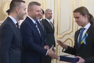 video momentul in care un elev olimpic la matematica purtand simbolul ucrainean a refuzat sa dea mana cu presedintele slovaciei 678566c445948