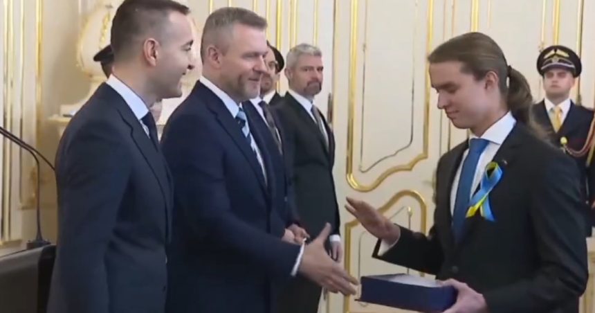 video momentul in care un elev olimpic la matematica purtand simbolul ucrainean a refuzat sa dea mana cu presedintele slovaciei 678566c445948