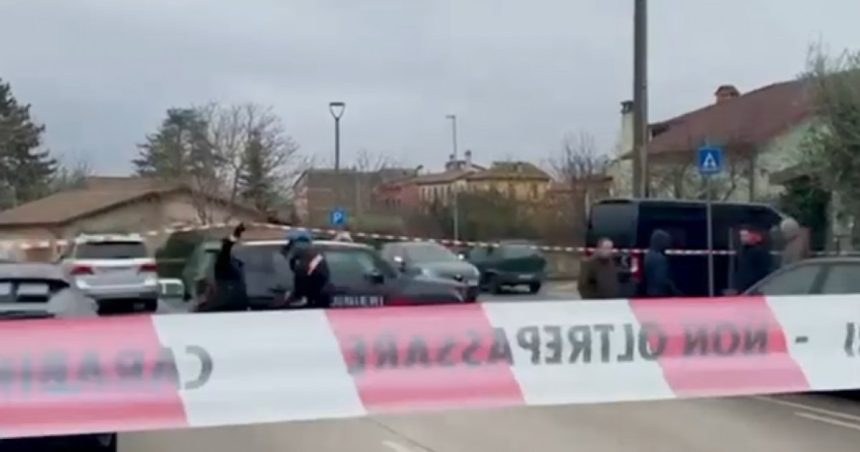 video o romanca a fost injunghiata de sotul ei in parcarea unui supermarket din italia martorii socati de incident barbatul nu se oprea 677e0bd320789