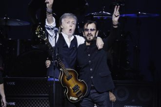 video ringo starr si paul mccartney s au reunit pe scena pentru a canta clasicele beatles 677ec59c863e9