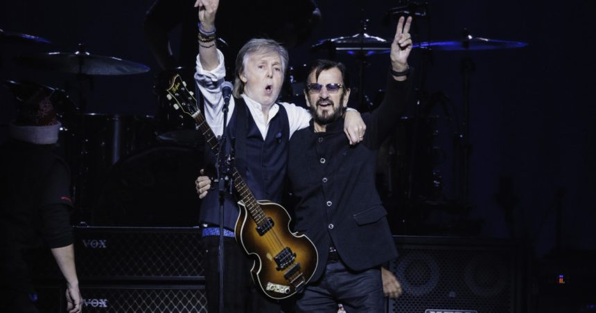 video ringo starr si paul mccartney s au reunit pe scena pentru a canta clasicele beatles 677ec59c863e9