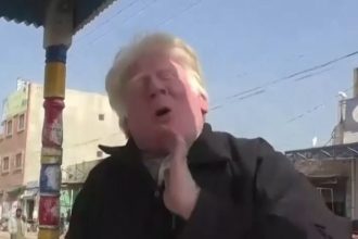 video sosia lui donald trump vinde budinca pe strazile din pakistan cantecul pe care i l a dedicat presedintelui ales al sua 67879f192398f