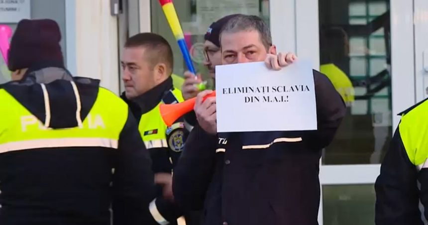 video sute de politisti din toata tara protesteaza dupa adoptarea ordonantei trenulet ne exploatati salarii inghetati 677e3e5c62834