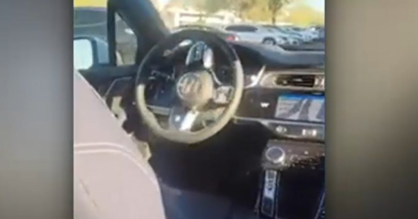 video un american a ramas blocat intr un taxi autonom care l a invartit intr o parcare ma simt ca intr un film 677e636c7abb9