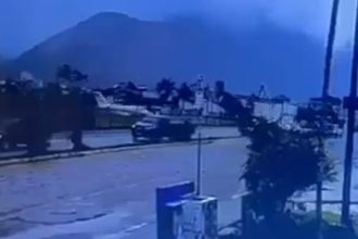 video un avion de mici dimensiuni cu cinci oameni la bord s a prabusit pe coasta braziliei momentul exploziei a fost surprins de o camera 6780d1b0ddcbb