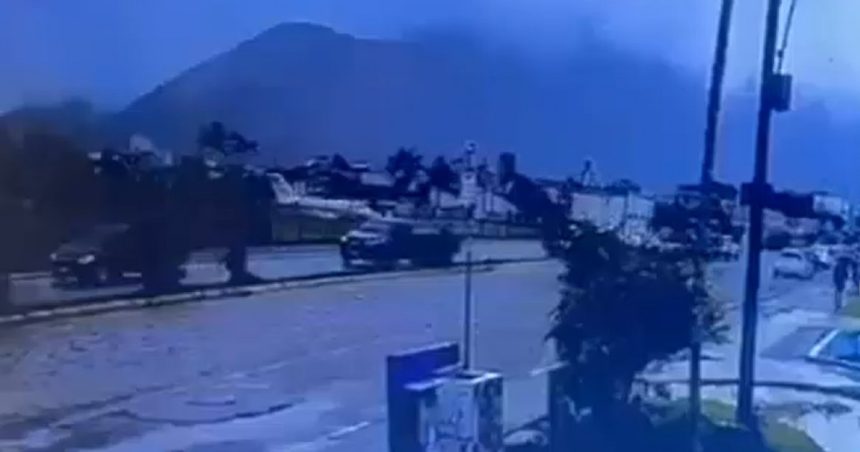 video un avion de mici dimensiuni cu cinci oameni la bord s a prabusit pe coasta braziliei momentul exploziei a fost surprins de o camera 6780d1b0ddcbb