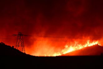 video un nou incendiu devastator langa los angeles peste 30 000 de oameni au fost evacuati 6791fc37d7389