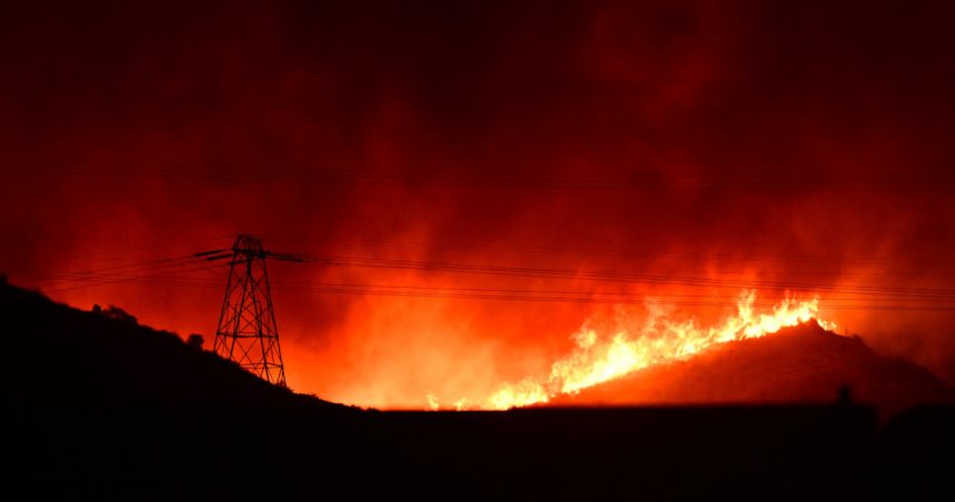 video un nou incendiu devastator langa los angeles peste 30 000 de oameni au fost evacuati 6791fc37d7389