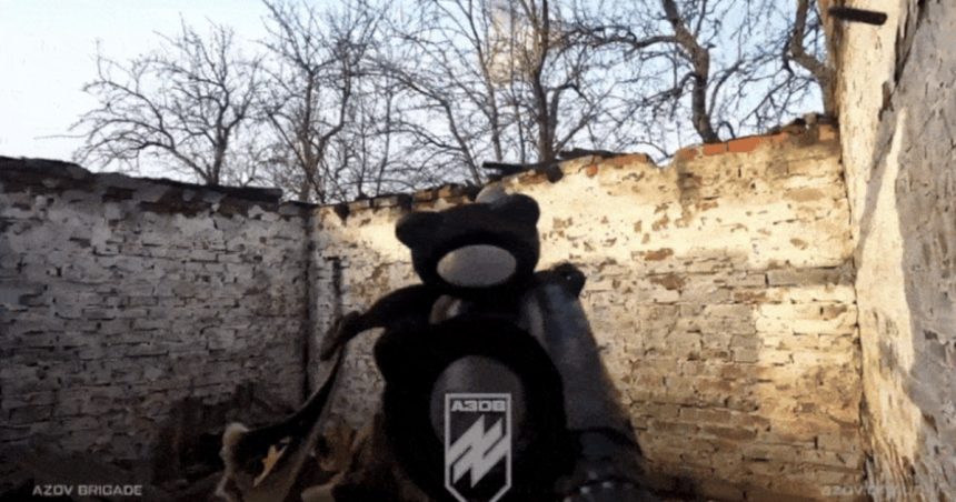 video un soldat ucrainean din brigada azov doboara o drona ruseasca de atac cu doar doua focuri de arma am distrus o auzi 678b64cc59711