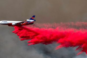 videofoto bombardament cu apa si substante ignifuge eforturi supraomenesti ale pompierilor la los angeles numarul victimelor creste 6783c0dd357a2