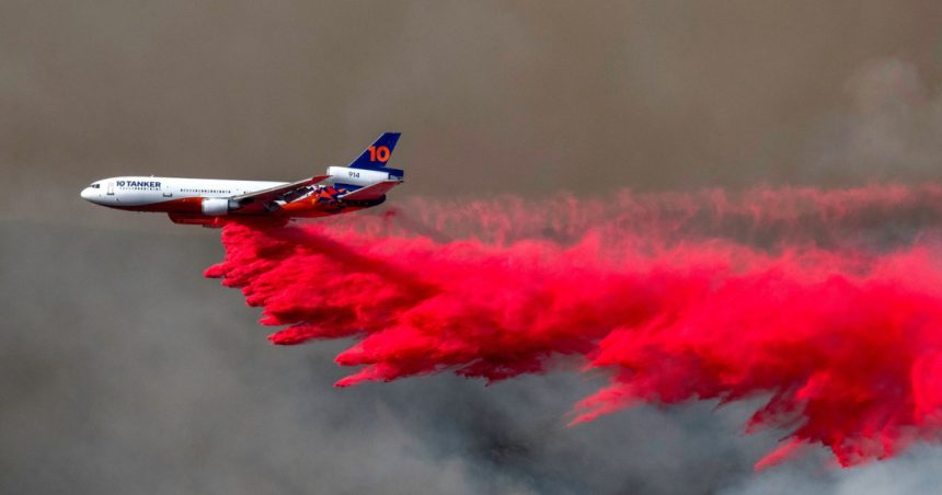 videofoto bombardament cu apa si substante ignifuge eforturi supraomenesti ale pompierilor la los angeles numarul victimelor creste 6783c0dd357a2
