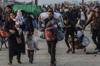 Mii de palestinieni strămutați se întorc în nordul Fâșiei Gaza