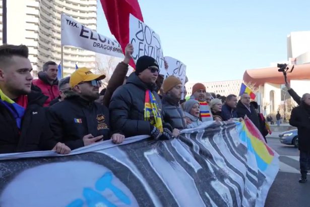videofoto proteste aur in fata prefecturilor din tara manifestantii s au adunat si in centrul capitalei 678bb49b8a32d