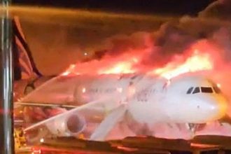 videofoto un airbus a321 a luat foc pe pista unui aeroport din coreea de sud 176 de oameni aflati la bord au fost evacuati 679908ea308ee