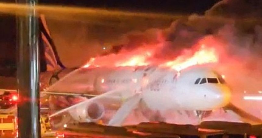 videofoto un airbus a321 a luat foc pe pista unui aeroport din coreea de sud 176 de oameni aflati la bord au fost evacuati 679908ea308ee