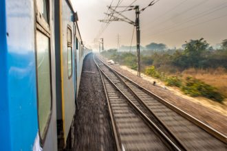 zeci de pasageri au sarit dintr un tren din india de teama unui incendiu dar au fost loviti de alt tren 11 dintre ei au murit 6791cfc0a9588
