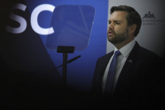 analiza vance foloseste jumatati de adevaruri pentru a tine prelegeri unui public european constient de amenintarea unui regim autoritar cnn 67b04eb89203a