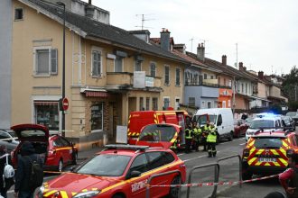 atac in franta o persoana a murit si doi politisti au fost raniti suspectul era pe lista celor care prezinta risc de terorism 67ba1e16819d2
