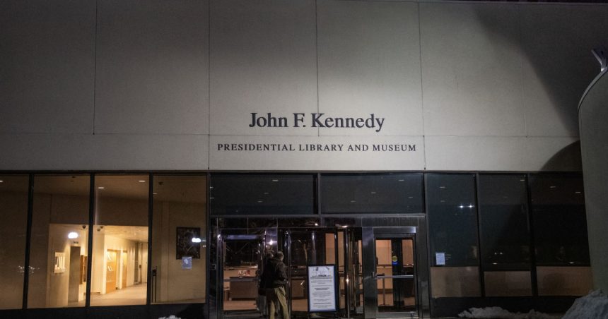 biblioteca john f kennedy din boston a fost nevoita sa se inchida din cauza disponibilizarilor angajatilor federali 67b5a520a4366
