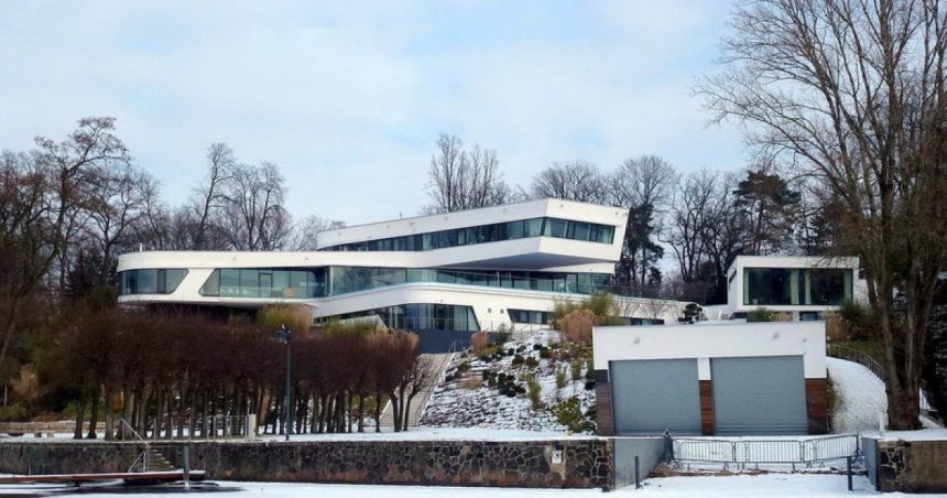 cea mai scumpa vila din germania a fost scoasa la vanzare pentru o suma astronomica proprietatea a fost subiect de controverse 67a5e70c4b617