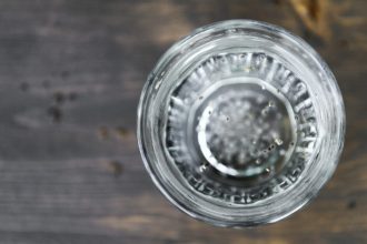 consuma apa cu acest ingredient dimineata si vei observa transformari semnificative in corpul tau 67b5a11f6b18b